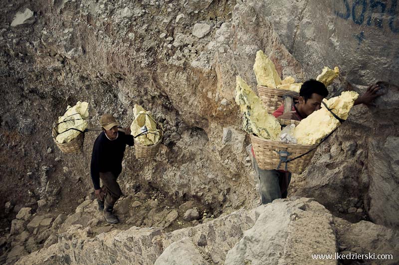 Kawah Ijen górnicy noszący kosze z siarką