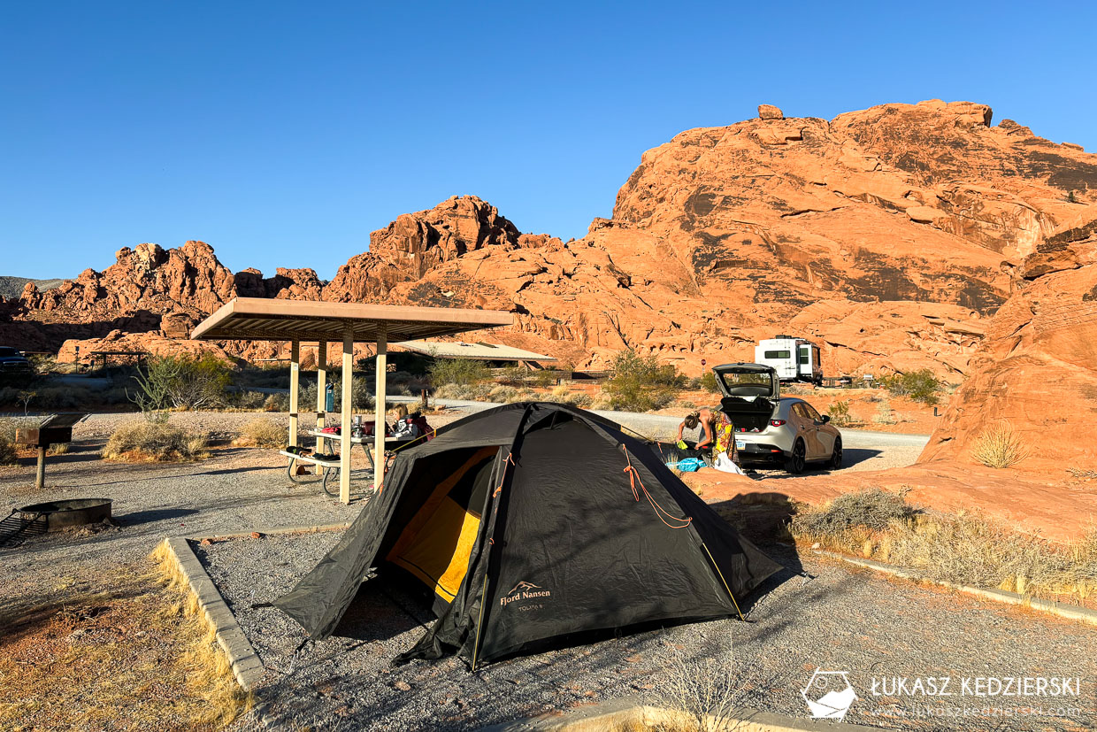 noclegi w usa kemping pole namiotowe Atlatl Rock Campground, w Valley of Fire State Park.